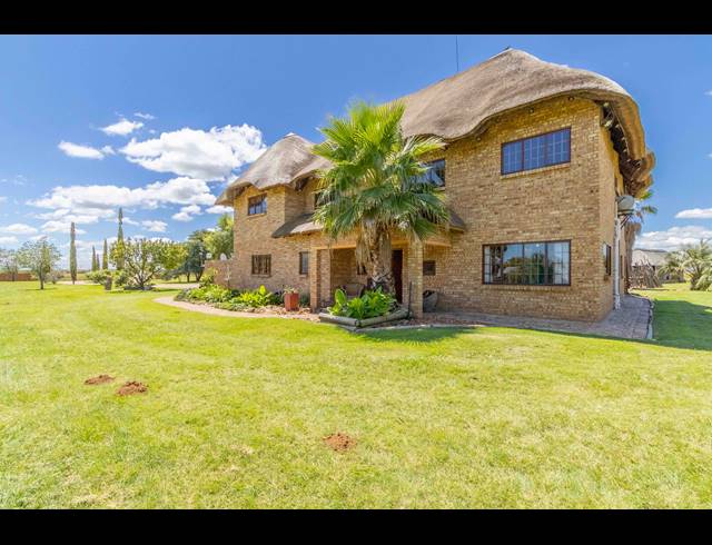 8 BEDROOM BED & BREAKFAST FOR SALE IN MOOILANDE